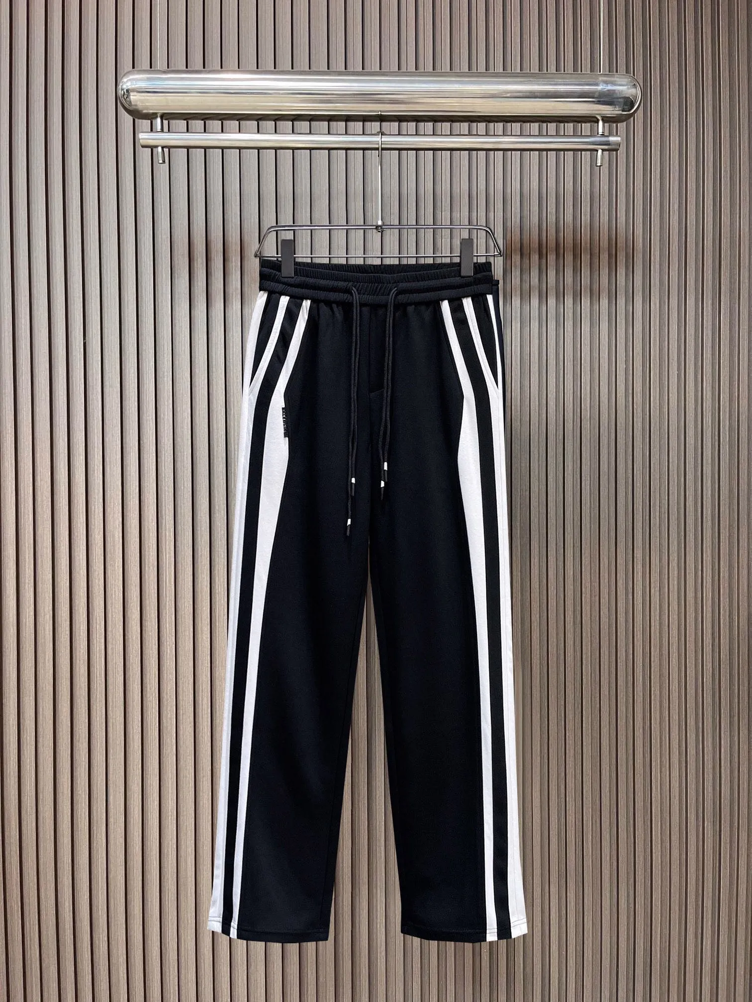 Balenciaga 🆕2026 Autumn and Winter New Arrival Casual Pants! The official website will be released simultaneously. Brand Classic LOGO casual pants, customized fabrics, excellent comfort and strong touch. Highly recognisable, perfect appearance and craftsmanship. Size:M-3XL